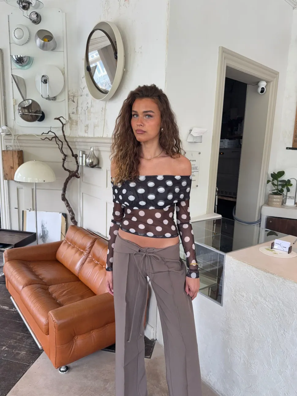 Alba off shoulder top med polkaprikker - Sort/hvid