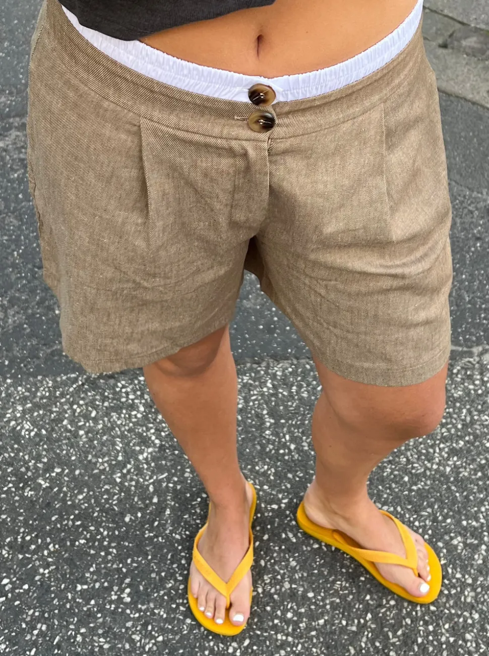 Amaia bermudashorts med hvidt bånd - Beige