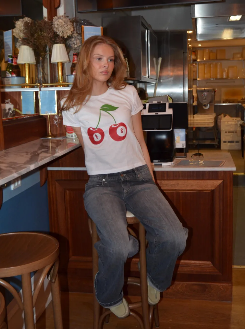 8-ball kirsebær baby tee- hvid