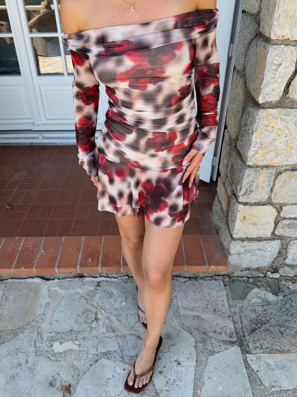 Chila off shoulder kjole med blomster - Hvid/sort/rød