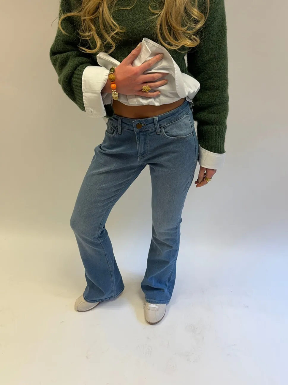 Flared star jeans med navy stjerne - Lys denim