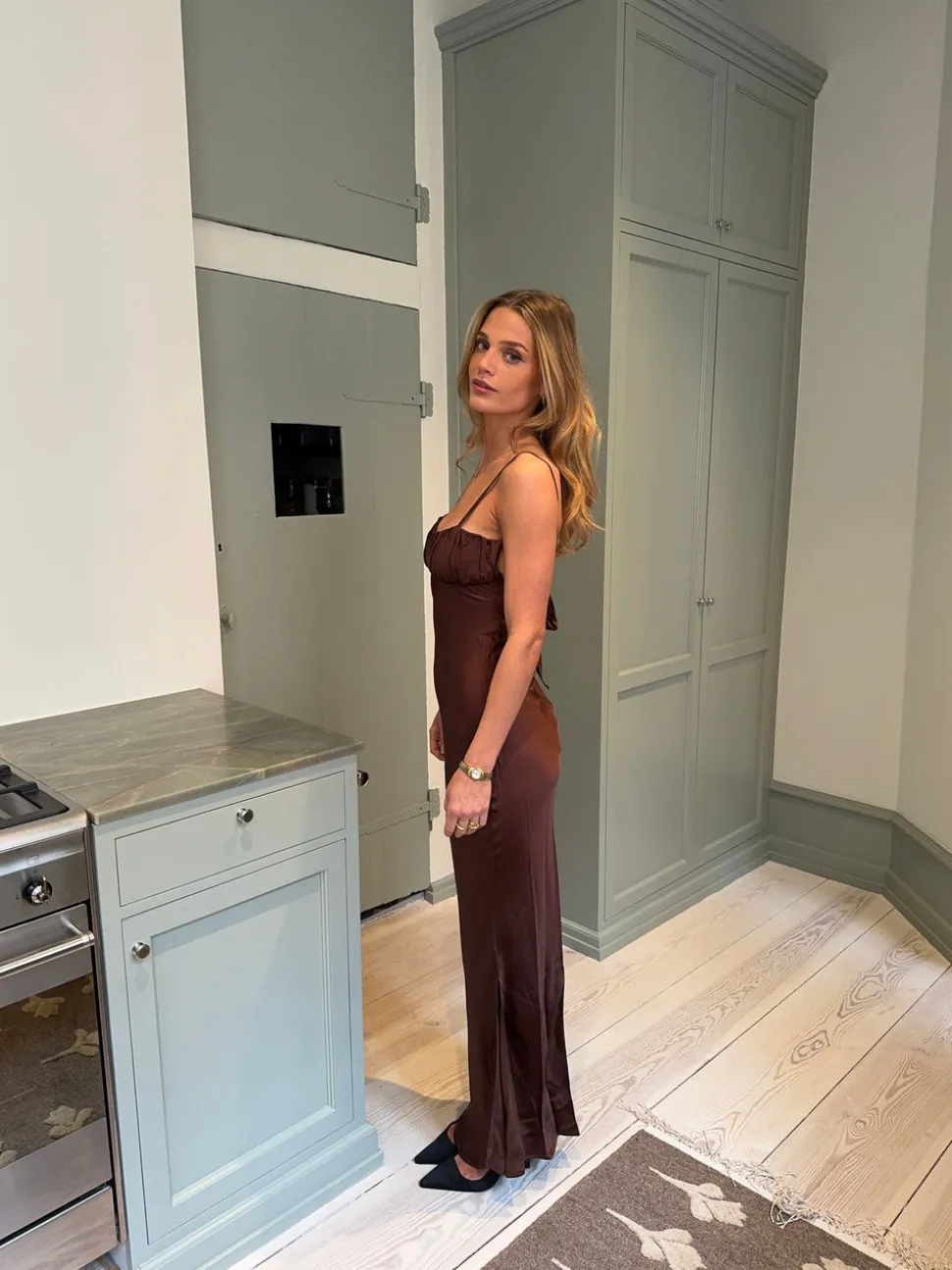 Laila maxikjole i satin - Brun