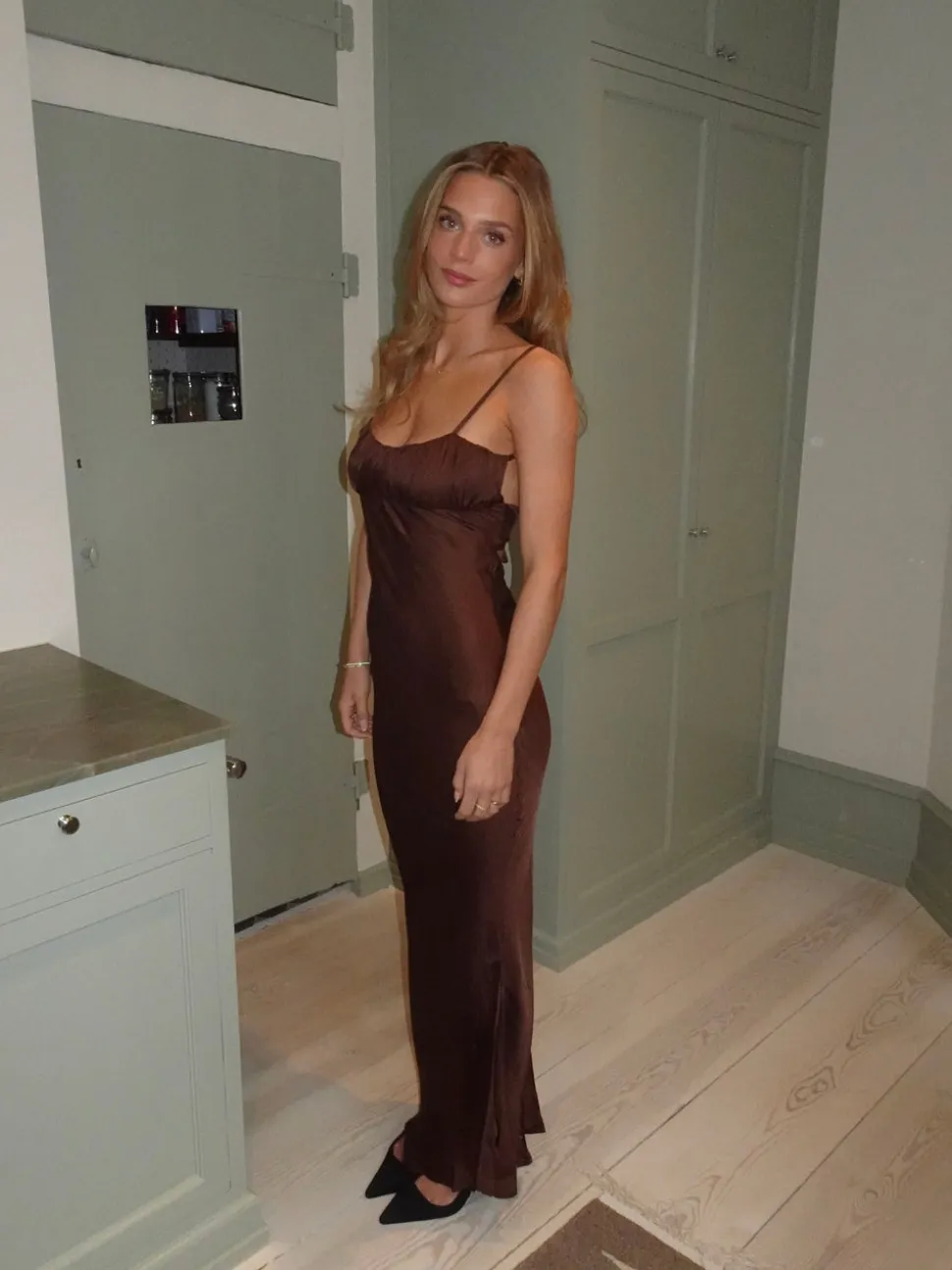 Laila maxikjole i satin - Brun