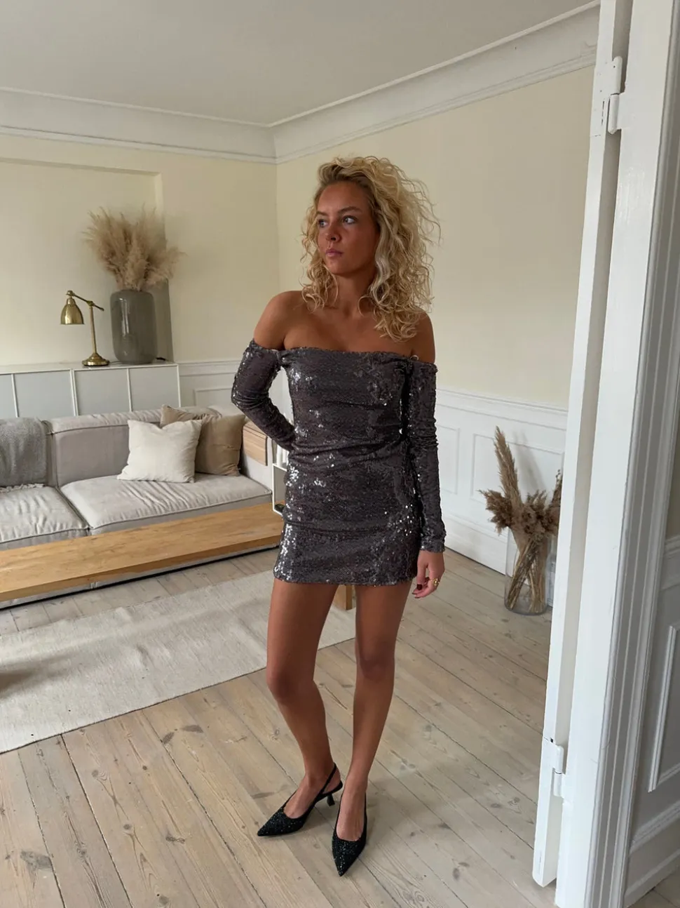 Lunea off shoulder kjole med pallietter - Grå