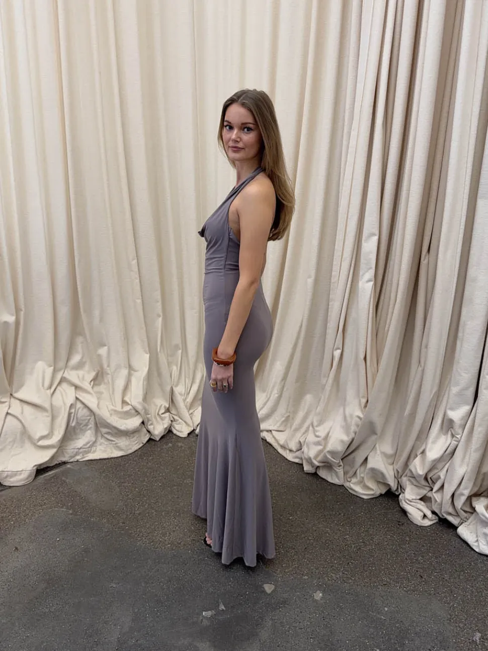 Pauline kjole med åben ryg - Taupe