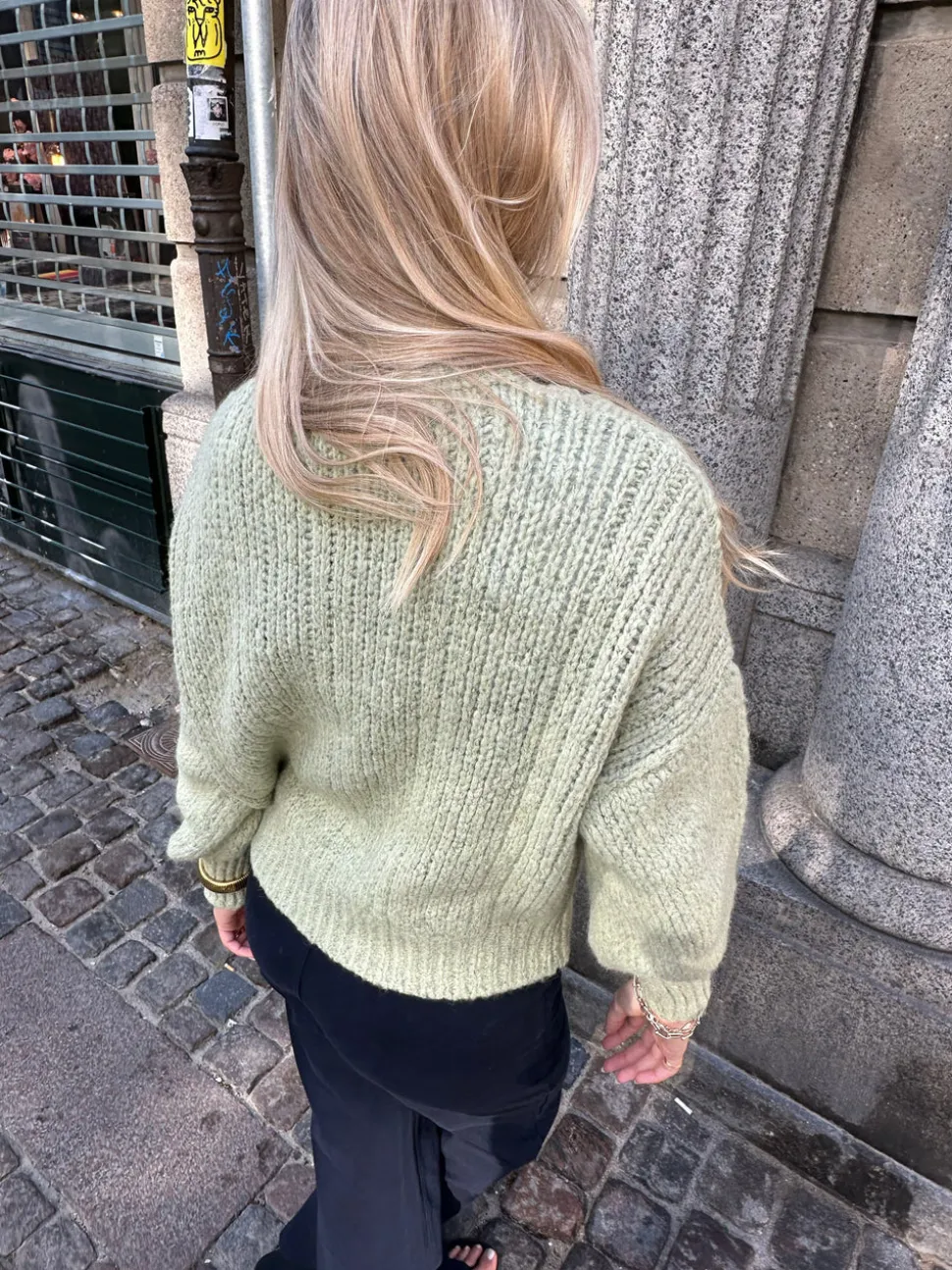 Raffaella kabelstrik med ballonærmer - Sage grøn