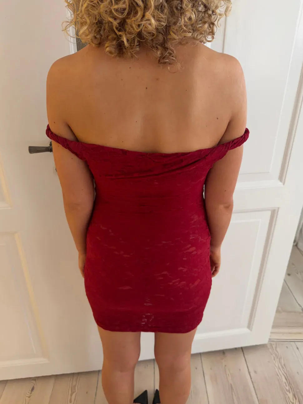 Rhina blondekjole med off shoulder - Vinrød