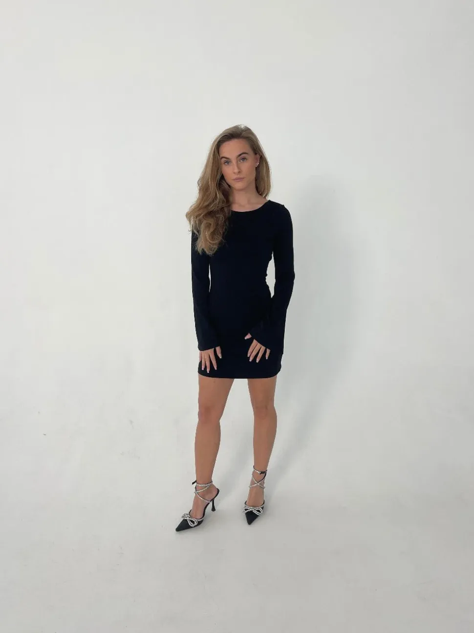 Solange glitterkjole med åben ryg - Sort