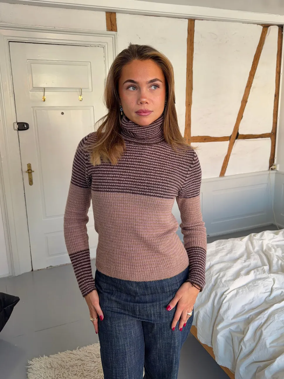 Swela striktrøje med turtleneck - Mørkebrun/lyserød