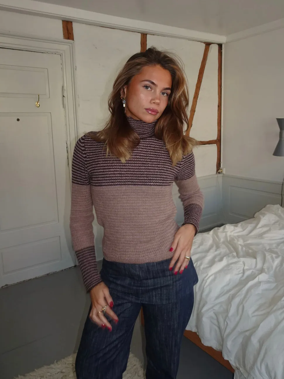 Swela striktrøje med turtleneck - Mørkebrun/lyserød