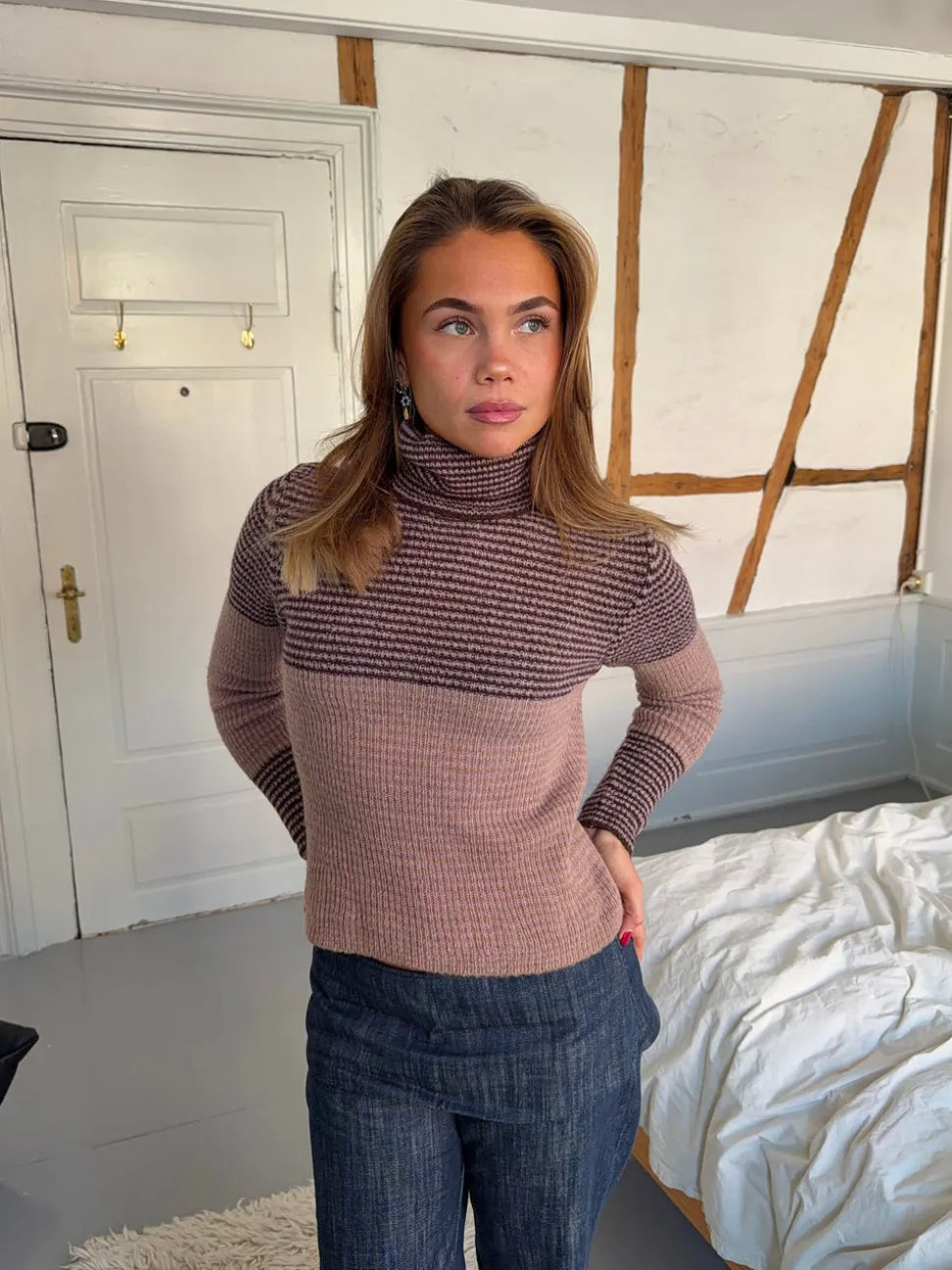 Swela striktrøje med turtleneck - Mørkebrun/lyserød