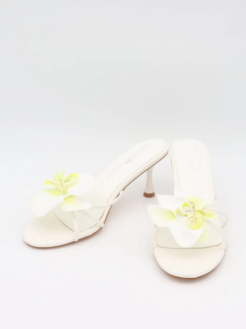 Thaline stiletter med blomsterdetalje - Hvid