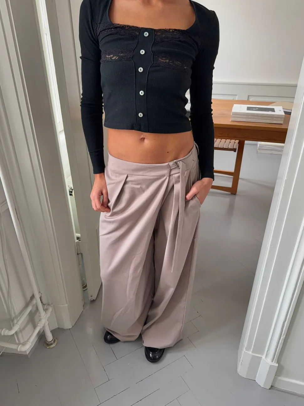 Trina suitbukser med spændedetalje - Beige