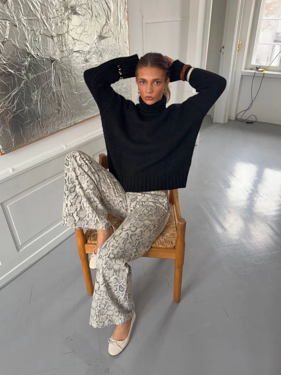 Valdamara oversized striktrøje med turtleneck - Sort